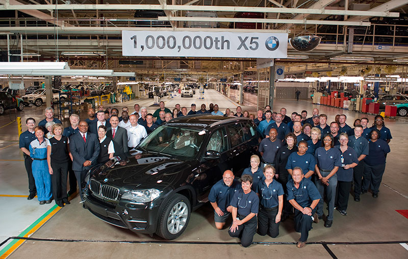 Der 1. Millionsten BMW X5 umringt von Mitarbeitern aus dem BMW Werk Spartanburg am 8. Juni