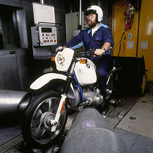 BMW R 80 GS Basic auf dem Rollenprfstand - Endmontage im Werk Berlin