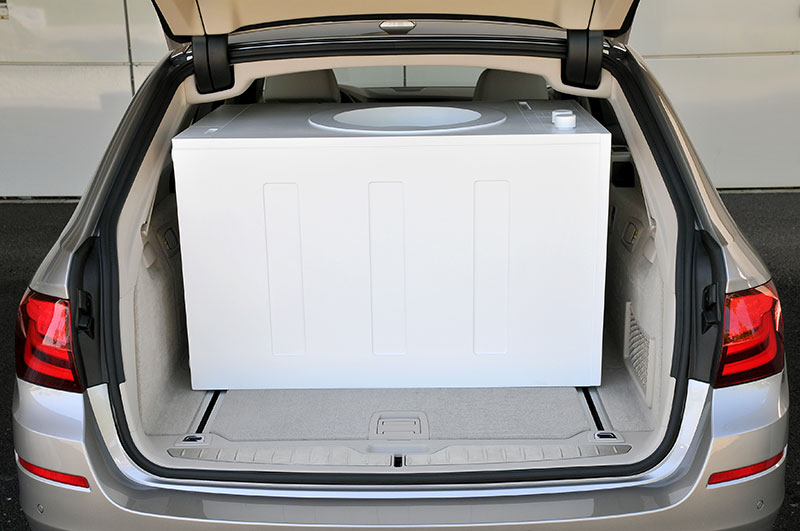 BMW 520d Touring (Modell F11), mit Waschmaschine (hier Attrape) bef�llter Kofferraum
