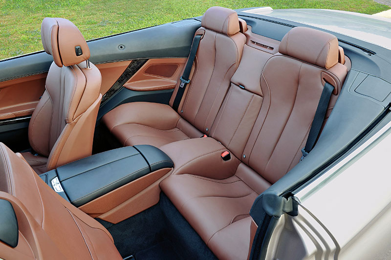 BMW 6er Cabrio, 2+2 Sitzer, hier in zimtbraunem Leder, Zugang zur Rckbank ber Easy-Entry-Funktion der Vordersitze.