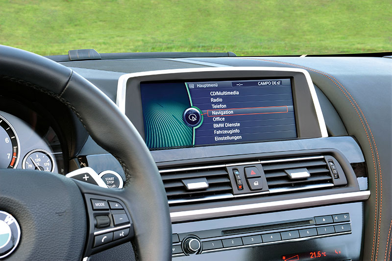 BMW 6er Cabrio (Modell F12), freistehendes Control-Display, serienmig 7,1 Zoll gro, mit Navigation Professional 10,2 Zoll.