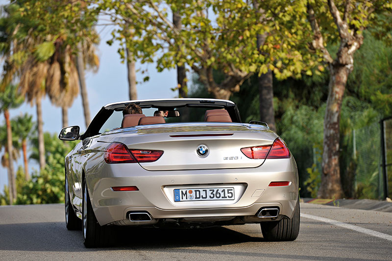 Mit Achtzylinder-Motor (300 kW/407 PS) beschleunigt das BMW 650i Cabrio in 5,0 Sek. von 0 auf 100 km/h.