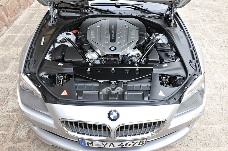 BMW 6er Cabrio (F12) zur Markteinfhrung mit zwei Motorvarianten: BMW 650i Cabrio (300 kW/407 PS) und BMW 640i Cabrio (235 kW/320 PS)