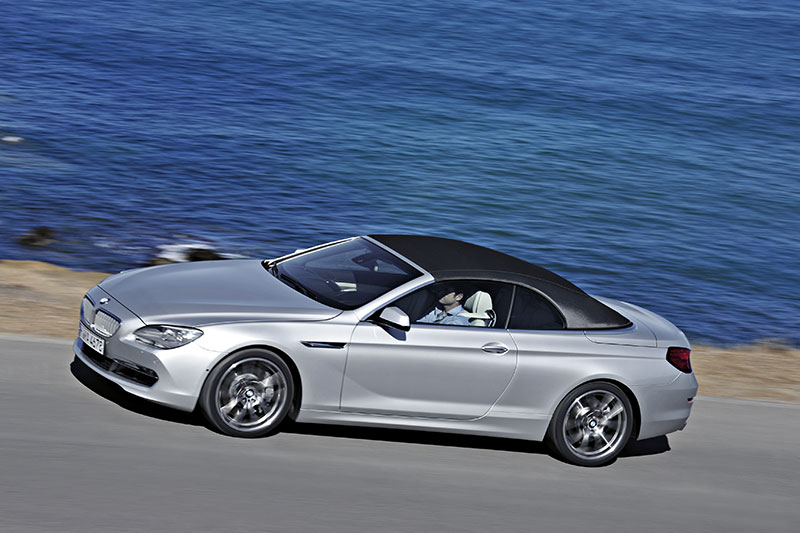 BMW 6er Cabrio (F12), weiterentwickeltes Textilverdeck mit Finnen- Architektur und versenkbarer Glasheckscheibe