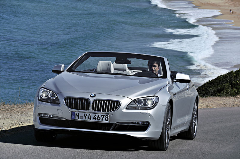 BMW 6er Cabrio (Modell F12): die Konturlinien der Motorhaube laufen nach vorn hin aufeinander zu.