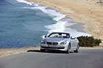 BMW 6er Cabrio (Modell F12): hochwertige Chromelemente, die weit außen in den Frontschürzen angeordnet sind betonen die Breite des Fahrzeugs.