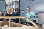 Diskussion am Modell, Nader Faghihzadeh (Exterieurdesigner BMW 6er Cabrio, li.) und Anders Warming (Leiter Exterieurdesign BMW Automobile, re.) mit Modelleuren am Claymodell