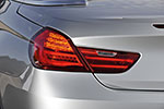 Rücklicht BMW 6er Cabrio (F12), mit eingeschaltetem Abblendlicht und Blinklicht