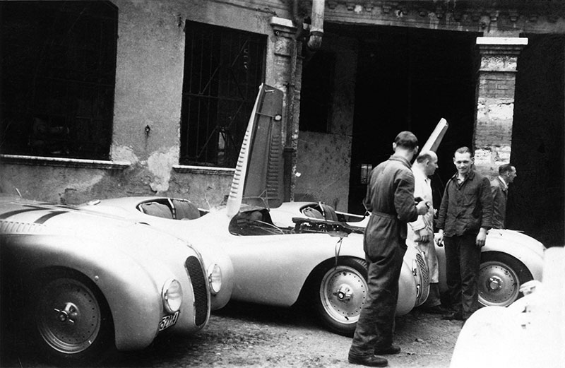 BMW 328 Mille Miglia Roadster im Teamdepot in Brescia whrend des I. Gran Premio Brescia delle Mille Miglia, 28.04.1940