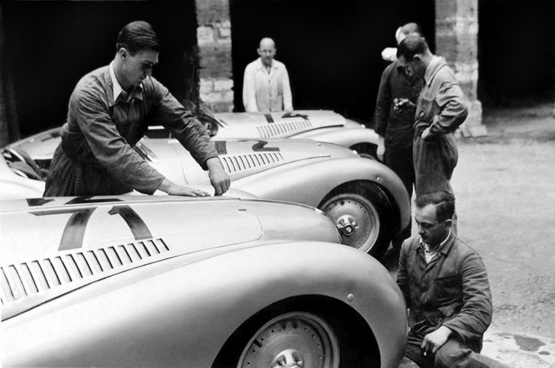 BMW 328 Mille Miglia Roadster im Mannschaftslager von BMW beim I. Gran Premio Brescia delle Mille Miglia, 28.04.1940