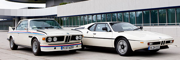 Bonhams Auktion Dubai, BMW 3.0 CSL (links) und BMW M1, jeweils Baujahr 2010