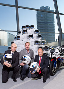 Hendrik von Kuenheim (rechts), Leiter BMW Motorrad und Manfred Bräunl (links), Leiter Marketing BMW Deutschland, übergeben 90 Helme an Bob-Bundestrainer Christoph Langen in der BMW-Welt München
