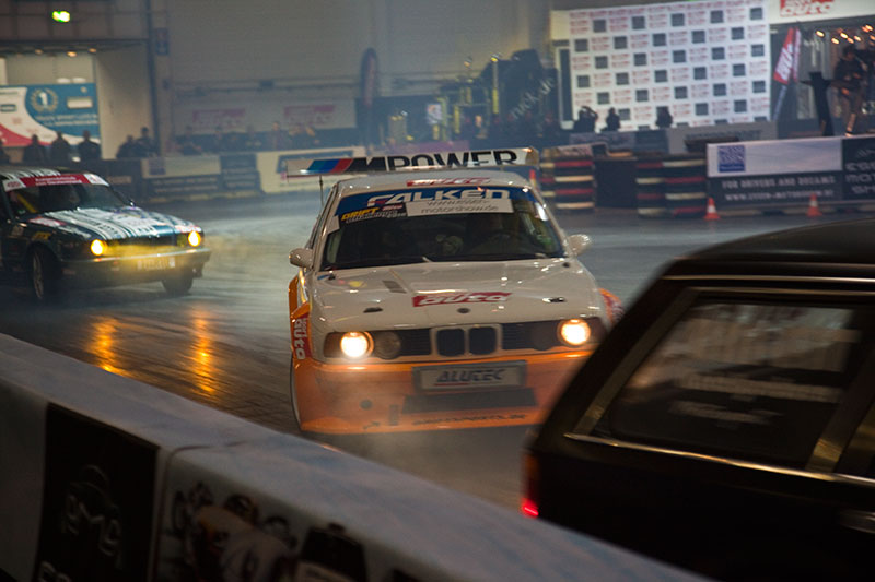 Driftende Autos drehen ihre Kreise in der Motorsportarena.