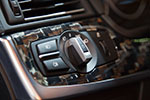 Standard-BMW-Lichtschalter, umgeben von Carbon statt Edelholz
