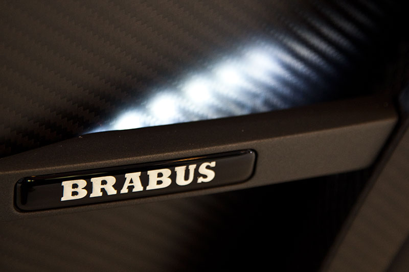 Brabus E V12, passive Beleuchtung hinter dem Brabus Schriftzug am vorderen Kotflgel.