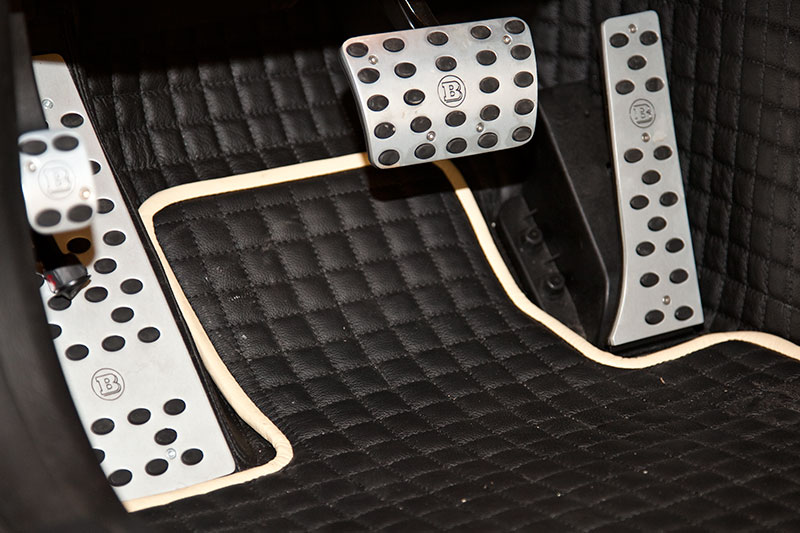 Brabus E V12, Alu-Pedalerie.