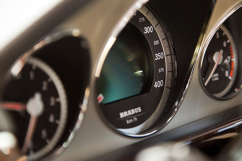 Brabus E V12, Tacho bis 400 km/h.