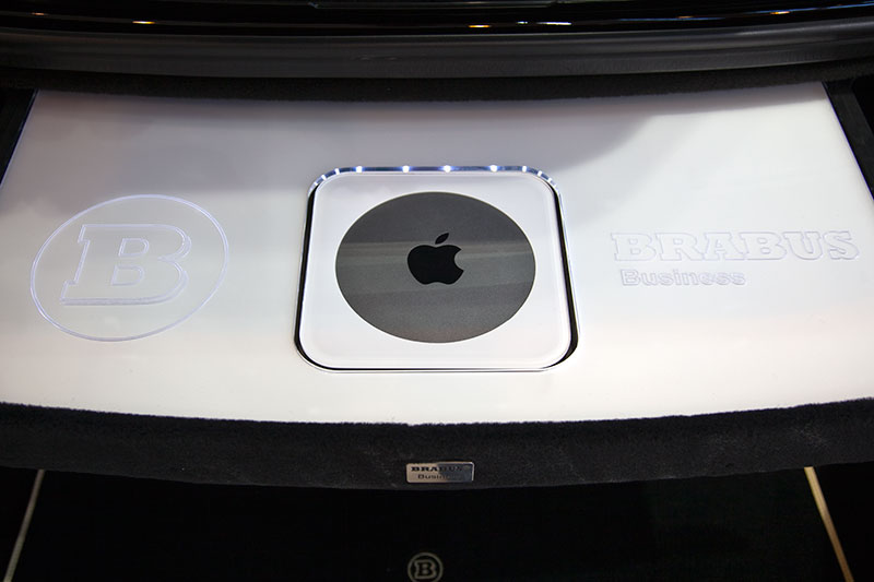 Brabus iBusiness mit Apple iMac im Kofferraum.