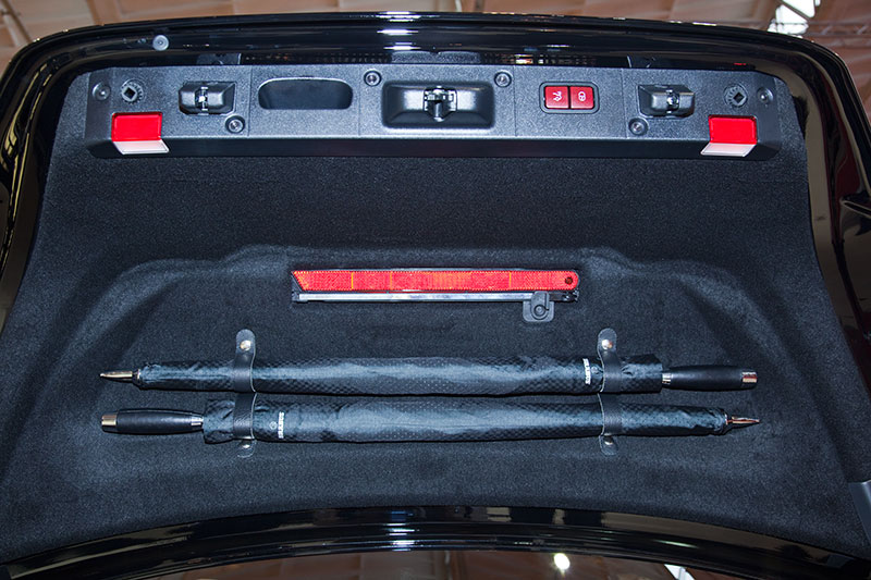 Brabus iBusiness, Schirmhalterungen in der Kofferraumklappe.