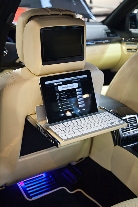 Brabus iBusiness, iPad und Tastatur sind per WLAN mit dem PC im Kofferraum verbunden.