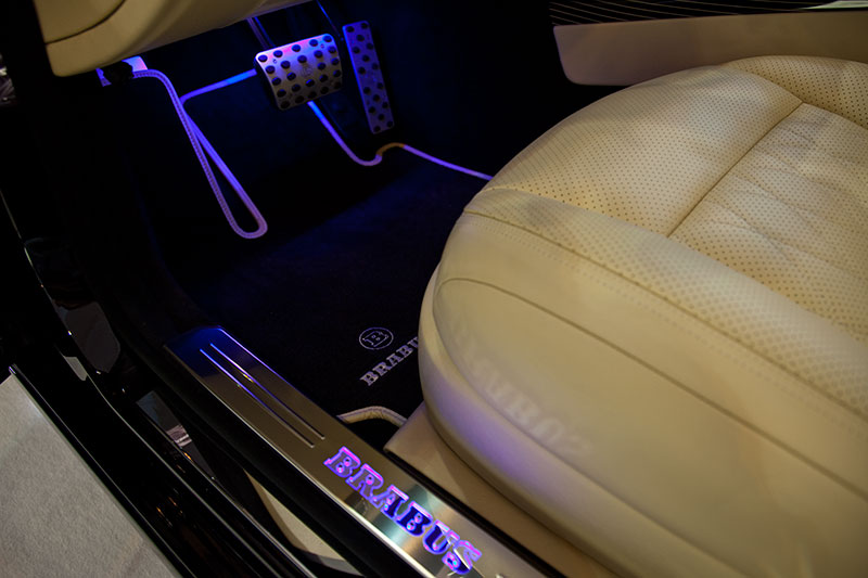 Brabus iBusiness, Brabus Alu Pedale und passive Beleuchtung im Fu�raum vorne und hinten.