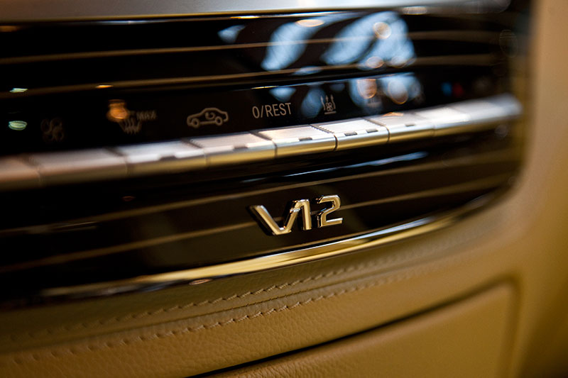 Brabus iBusiness, V12 Symbol auf der Mittelkonsole vorne.
