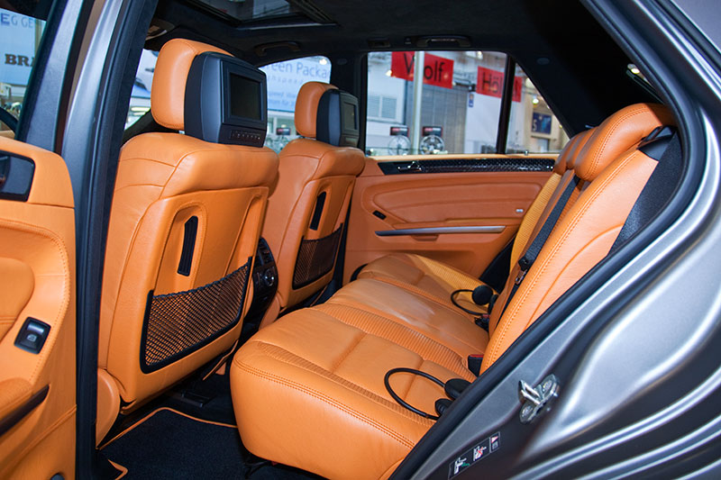 Brabus ML 63 Biturbo, Monitore in den Kopfsttzen der Vordersitze