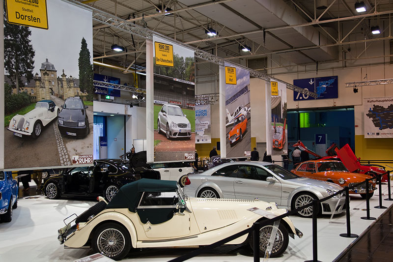 Fahrkultur Ruhr.2010 auf der Essen Motor Show 2010, vorne ein Roadster-Klassiker aus Dorsten