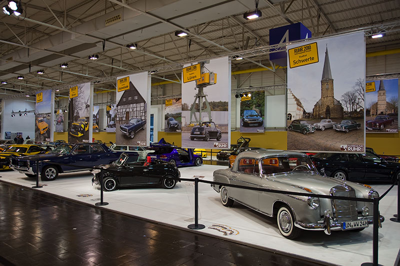 Fahrkultur Ruhr.2010 auf der Essen Motor Show 2010, vorne: ein alter Mercedes aus Schwerte