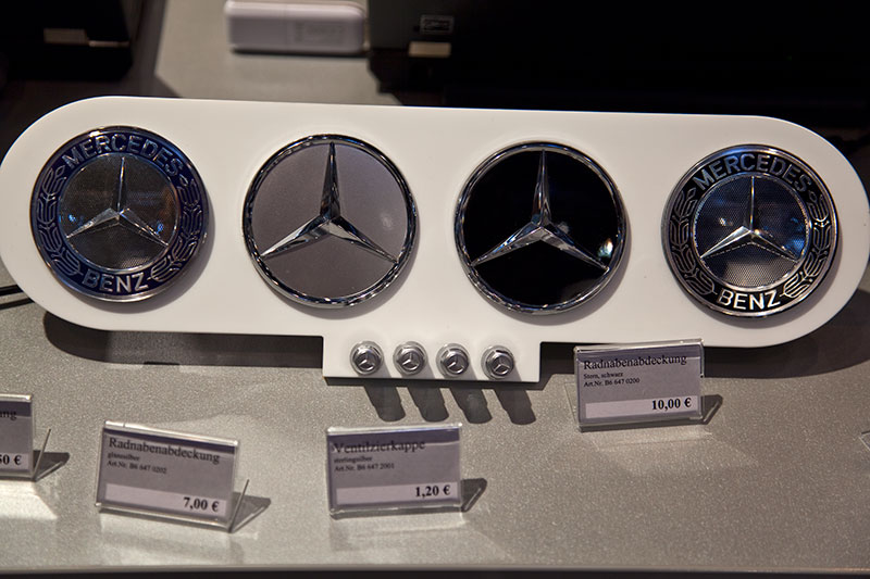 Foto: Mercedes Radnaben-Abdeckungen als Zubehör zu kaufen auf der Essen  Motor Show 2010. (vergrößert)