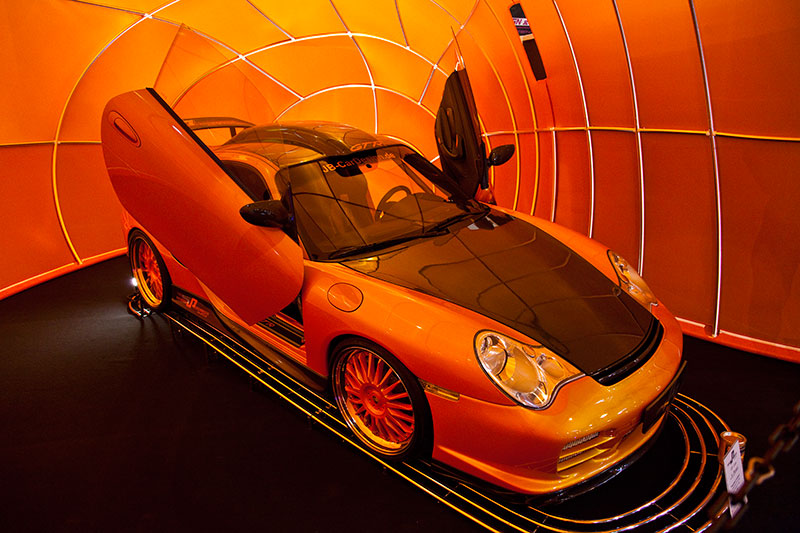 Porsche in VIP-Lack 'X-Plosion' von JB Car Design, patentierter Lack, limitiert auf 911 Liter, Preis: 280 Euro je Liter.