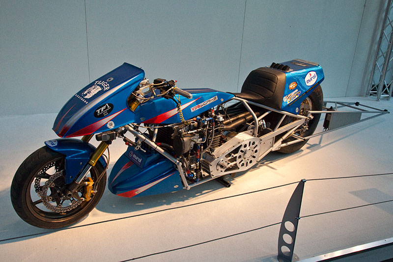 Essen Motor Show 2010: Show Bike Shark Attack - Dragster Bike, 337 km/h schnell