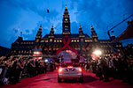 Umjubeltes Debt des Life Ball MINI von Kennth Cole auf dem Red Carpet vor dem Wiener Rathaus 