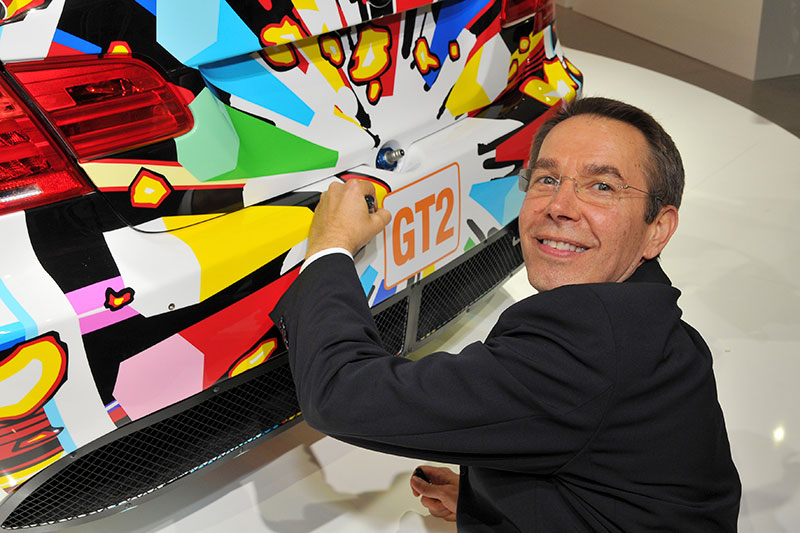 Jeff Koons unterschreibt das 17. BMW Art Car