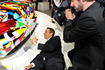 Jeff Koons unterschreibt das 17. BMW Art Car im Centre Pompidou in Paris