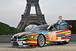 Jeff Koons mit dem 17. BMW Art Car am Tour Eiffel in Paris, 2010