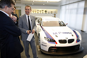Jeff Koons und Prof. Dr. Mario Theissen, Direktor BMW Motorsport mit dem BMW M3 GT2 in Mnchen, Deutschland Februar 2010