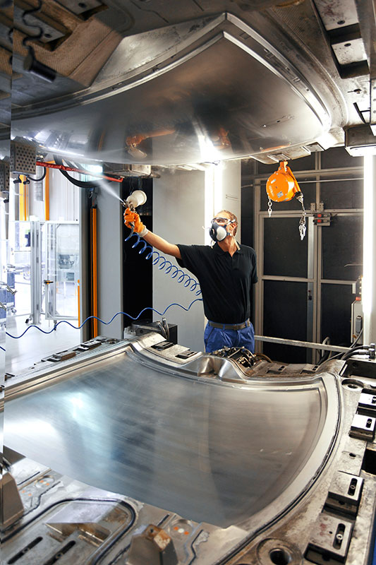 BMW Werk Landshut: Trennmittelauftrag in die RTM Presse (Resin Transfer Mould)