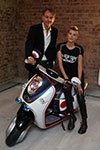 Adrian Van Hooydonk und Agyness Deyn mit dem MINI Scooter E Concept