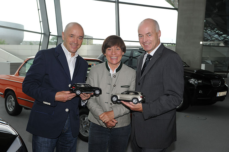 Karsten Engel, Leiter Vertrieb Deutschland der BMW Group, bergibt den BMW Wintersportbotschaftern Rosi Mittermaier und Christian Neureuther einen BMW X1 und einen BMW X5