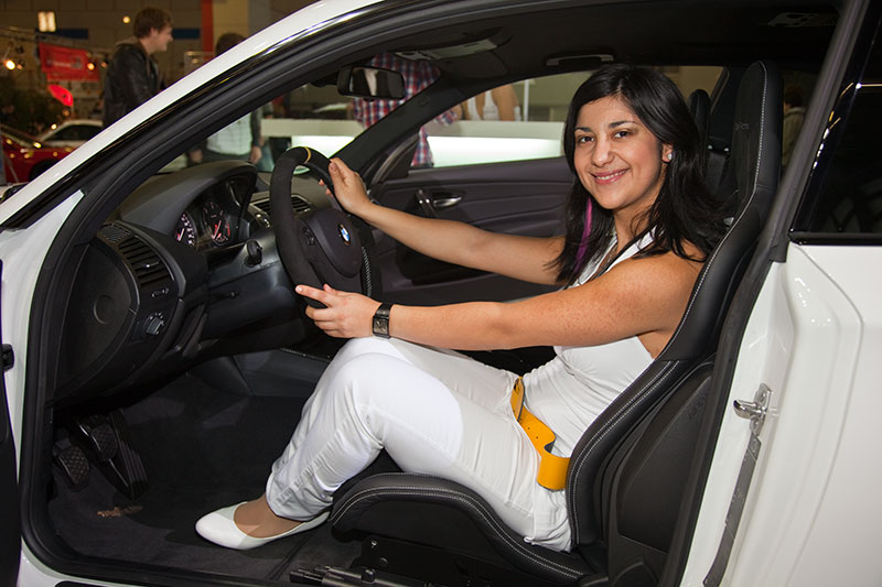 Hier zeigt eine BMW Messe-Hostess einen BMW 120d Coup� mit Performance Zubeh�r