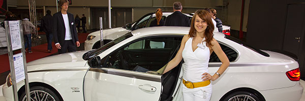 BMW 335i xDrive Coupé mit Performance Zubehör, präsentiert von Ksenia Pavilshyna, im Hintergrund links: Markus Fiedler, Produktmanager von BMW Performance