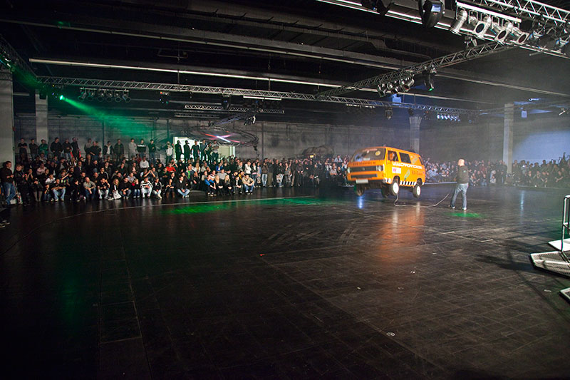 Show District in Halle 8 - hier mit einem springenden VW Bulli