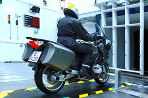 Das neue Energie- und umwelttechnische Versuchszentrum - Umweltwindkanal - Regensimulation auf dem Motorradlaufband mit der BMW R 1200 RT