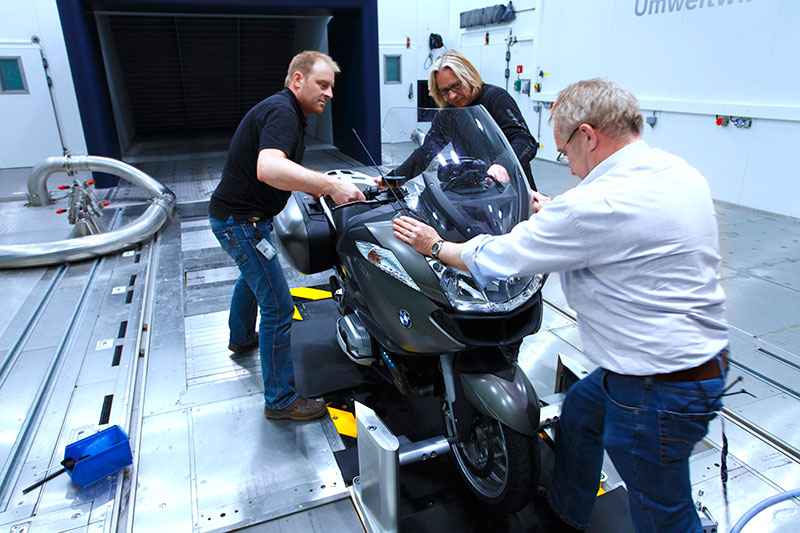 Das neue Energie- und umwelttechnische Versuchszentrum - Umweltwindkanal - Regensimulation auf dem Motorradlaufband mit der BMW R 1200 RT