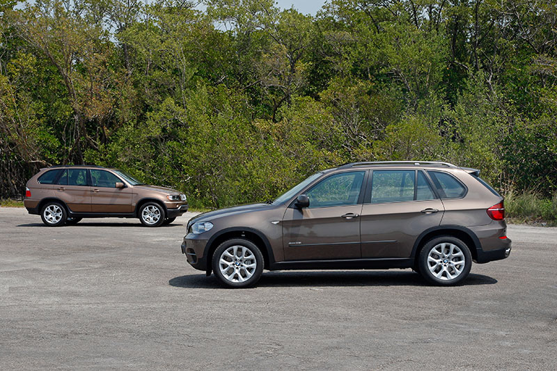 Der BMW X5, die erste Generation (E53) hinten mit der aktuellen Generation (E70) vorne