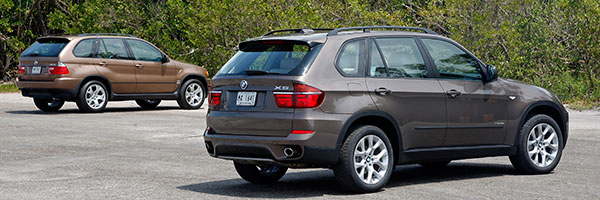 Der BMW X5, die erste Generation (E53) hinten mit der aktuellen Generation (E70) vorne