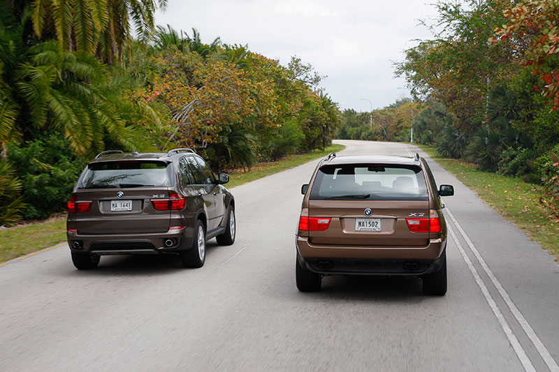 BMW X5 der j�ngsten Generation (Modell E70) links, neben der ersten Generation (E53)
