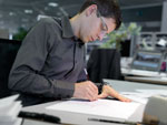 Daniel Mayerle (Interieurdesigner BMW 1er) beim Entwurf des Interieurs des neuen 1er-BMWs