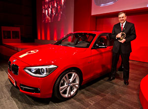 Verleihung 'Das Goldende Lenkrad 2011', BMW Vorstandsvorsitzender Dr. Norbert Reithofer mit dem neuen BMW 1er in Berlin, 9. November 2011